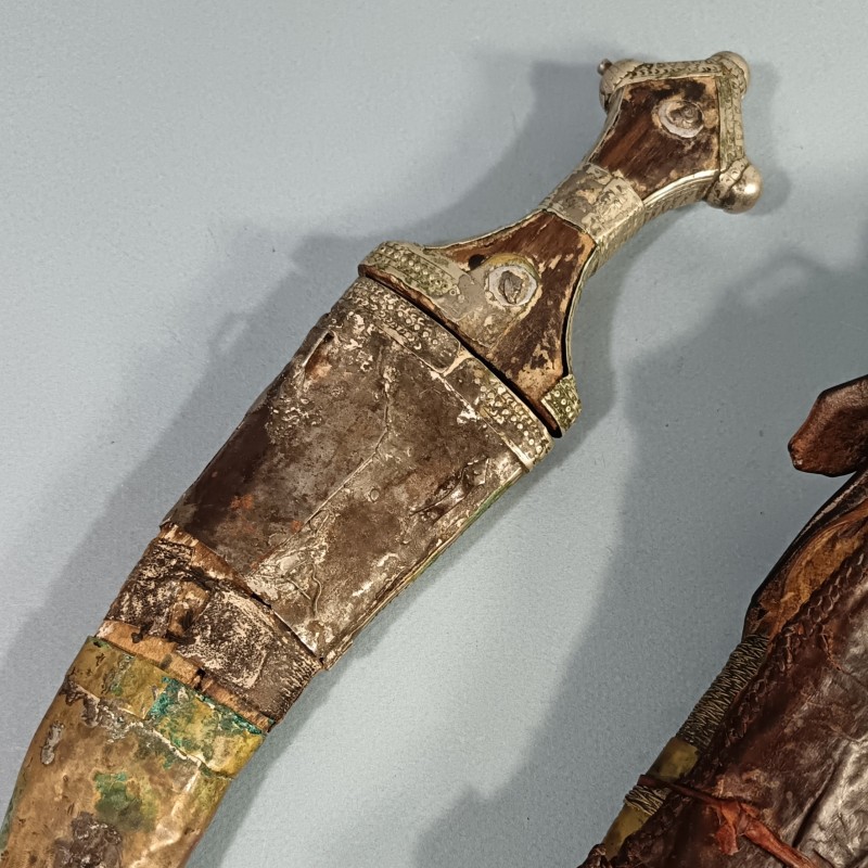 POIGNARD WAHABITE PENINSULE ARABIQUE ET AFRIQUE DE L'EST SABIKI WAHHABITE JAMBYIA DHARIA ENSEMBLE DE 2 POIGNARDS EN ARGENT